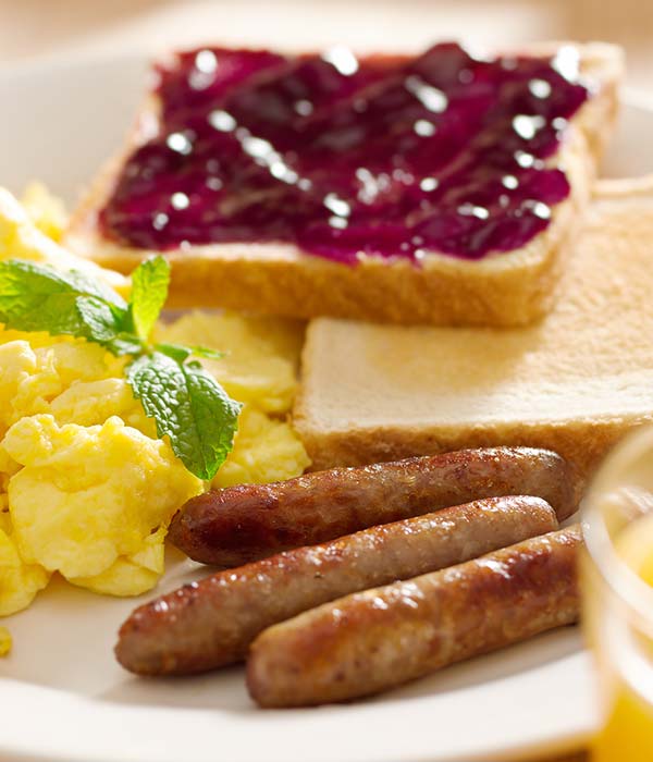Scrambled eggs, sausage links, and toast served at Fifth Avenue Taphouse New Brighton.